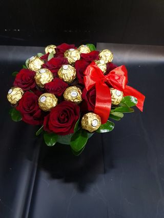 Aranjament 11 Trandafiri Rosii Si Ferrero Rocher