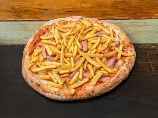 Pizza con pomodoro, mozzariso, patate e wegawurstel
