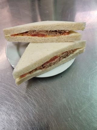 Tramezzino con tonno e pomodoro