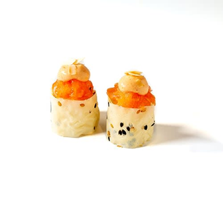 97.- Gunkan De Salmón Y Soja Picante (2 Pzs.)