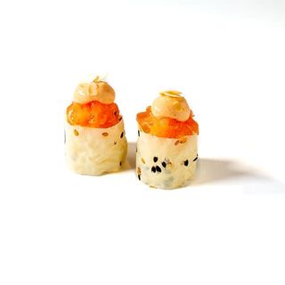 97.- Gunkan De Salmón Y Soja Picante (2 Pzs.)