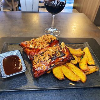 Coaste de porc la jar cu cartofi aromatizati si sos bbq 600g