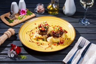 Muschi de vita cu salsa de legume