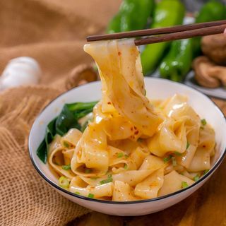 炒宽面Tallarines frito ancho con gamba y salchicha