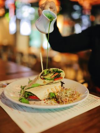 Tortilla z hummusem i falafelami 300g