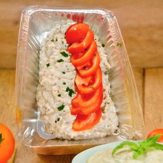 Salata de vinete cu maioneza,  rosii  si paine prajita