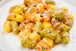 Chicche tricolori con ragù di suino con melanzane e provola