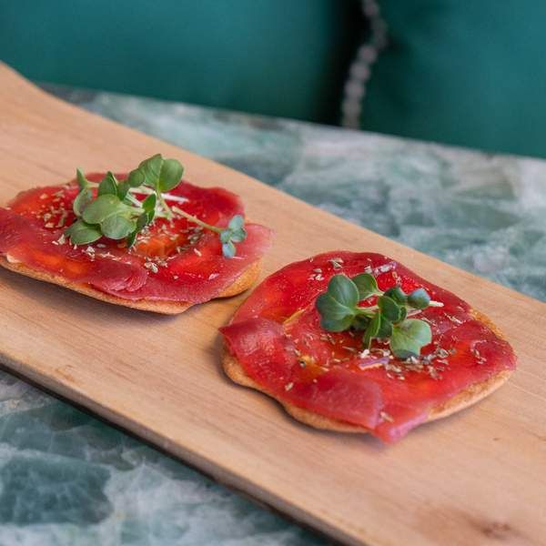 Pizza crujiente de atún con láminas de trufa