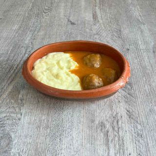 Cufte u paradajz sosu  sa pire krompirom