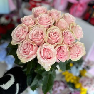 9 бр. Нежни розови рози с панделка