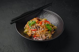Funchoza cu legume și tofu