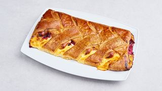 Strudel serowy z wiśniami