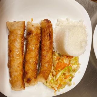 Sajgonki z ryżem i surówką 3 szt