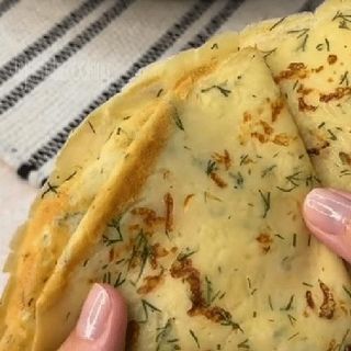 Duży naleśnik z tuńczykiem, mascarpone i serem żółtym