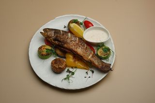 Форель с овощами гриль