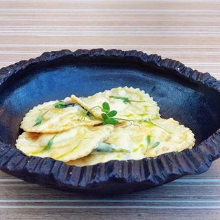 RAVIOLI CU SOS PECORINO,UNT SI PORUMB