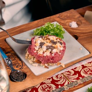 Tartare black angus con salsa gorgonzola aromatizzato al tartufo e mandorle
