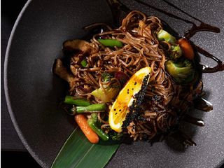 Соба з куркою та овочами (330г)