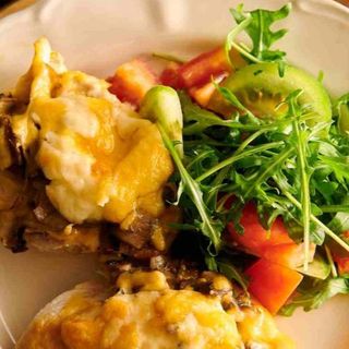 Pierś z kurczaka z serem i pieczarkami,ziemniaki,surówka