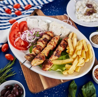 Souvlaki pui la farfurie