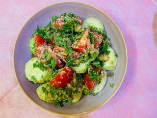 Insalata di cetrioli pomodori e noci