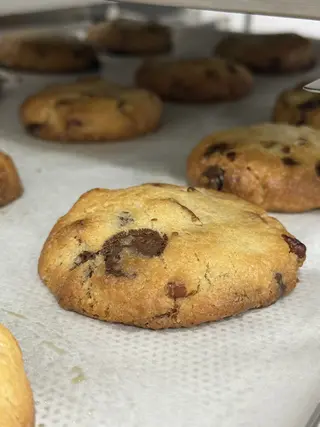 Cookie Clásica con Chocolate Negro