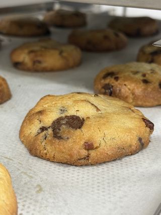 Cookie Clásica con Chocolate Negro