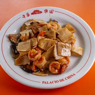 79. Gambas con bambú y setas chinas