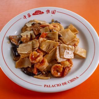 79. Gambas con bambú y setas chinas 