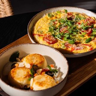 Сирна фрітата з овочами / сирнички з йогуртовим соусом