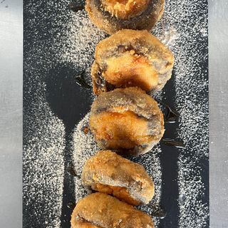 Champiñones empanados rellenos