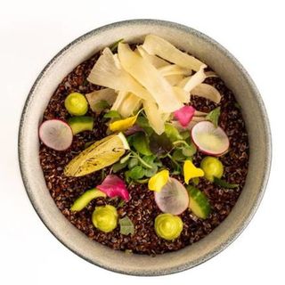 Ensalada de quínoa con aguacate, shiso y yuca crujiente