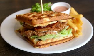 ყველის ვაფლის სენდვიჩი ქათმით და ბეკონით