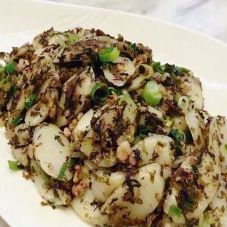 梅菜年糕Pasta de arroz con col seca y huevo