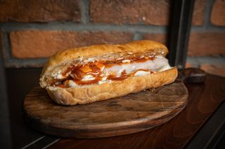 Hot dog s hrenovkom meni