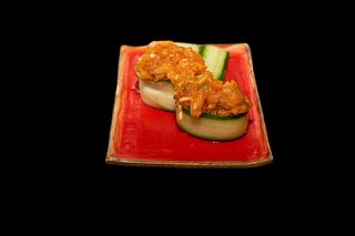 Gunkan maki tatar z łososia