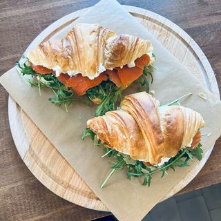 Kanapka z dzikim łososiem