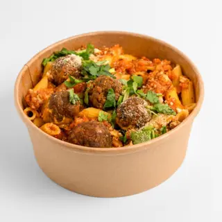 Penne kukurydziane z sosem tofunese i klopsami niemięsnymi