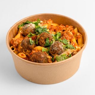 Penne kukurydziane z sosem tofunese i klopsami niemięsnymi