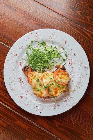 Эскалоп под сыром и помидорами