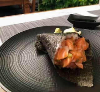 Temaki de Salmão e Cebolinho