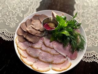 Холодна м'ясна таріль (200/20/20г)