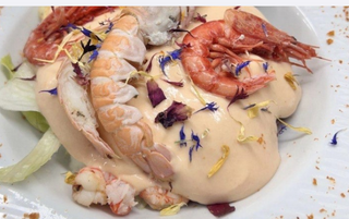 Cocktail di crostacei con verdure croccanti, mango e maionese al Brandy