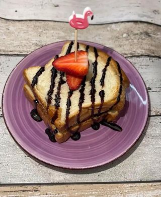 Słodki Chlebek Hawajski z nutellą i truskawkami