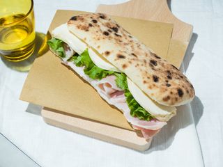 Saltimbocca cotto, provola e insalata