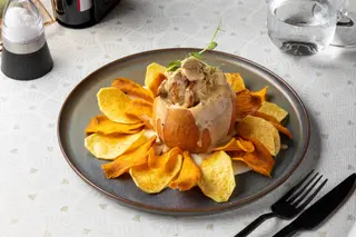Mușchiuleț de porc cu măr, cartofi chips și sos parmezan cu nuci