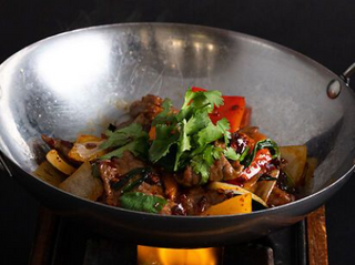 Manzo piccante in padella di fuoco