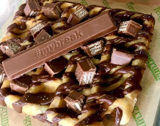 Gofre amb xocolata i kit kat