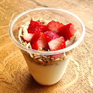 Yogurt con muesli, miele, frutta