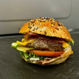 Mini Don Diablo burger, cartofi wedges, sos Samurai